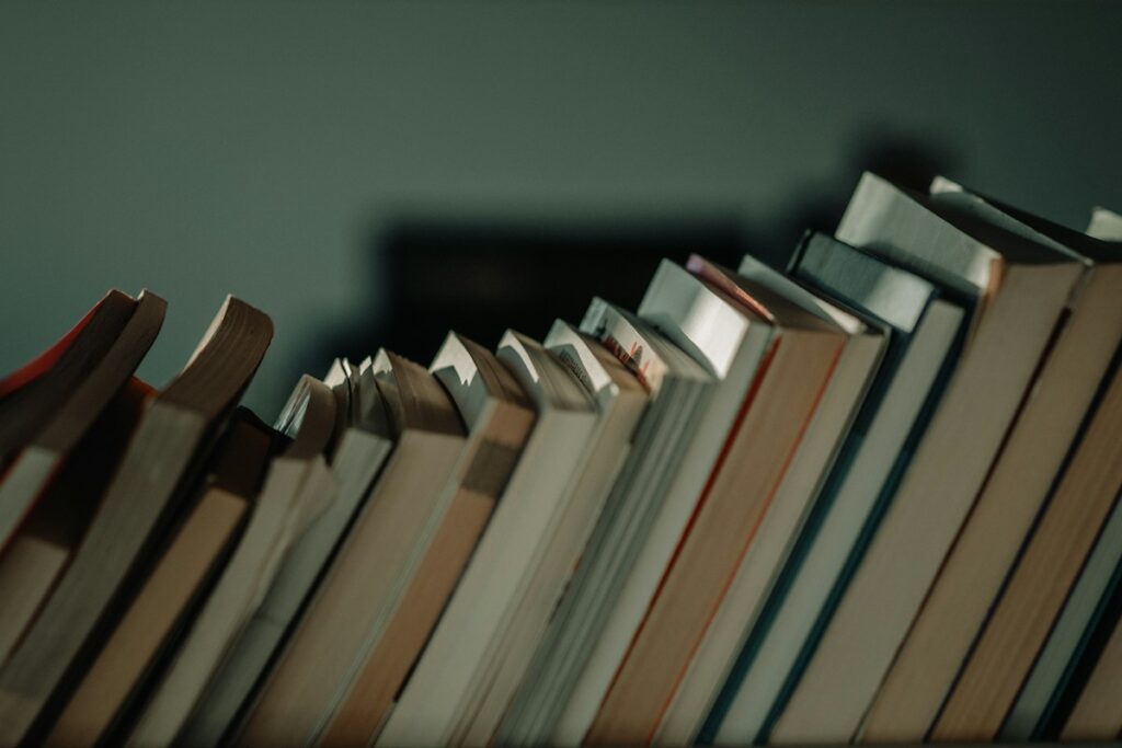 書棚に並ぶ本