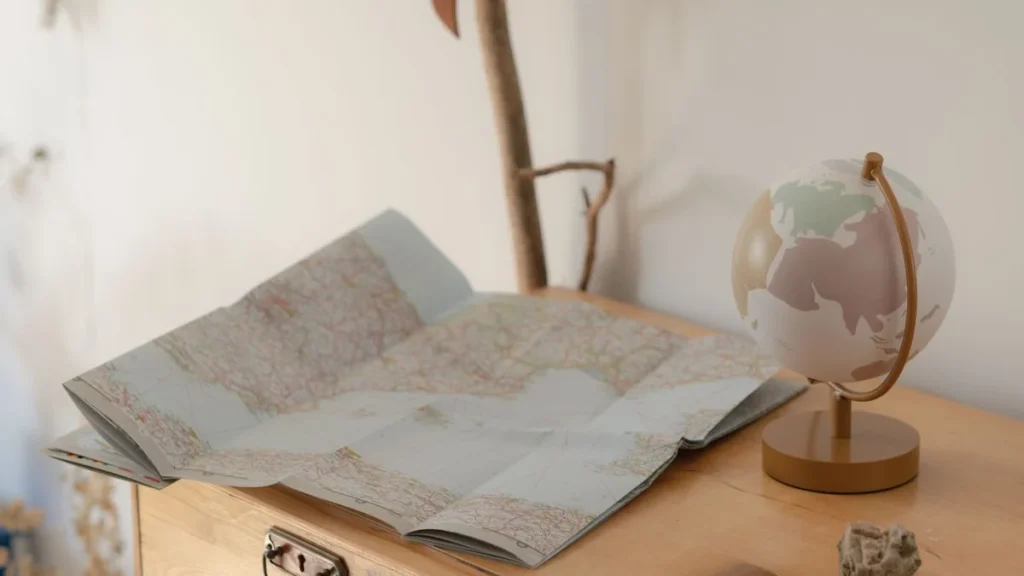 世界地図と地球儀を置いた机
