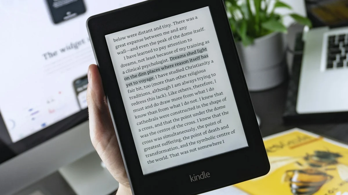 机の上で本を表示した電子書籍リーダー