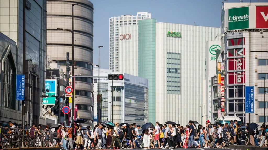 街の交差点を行き交う人々