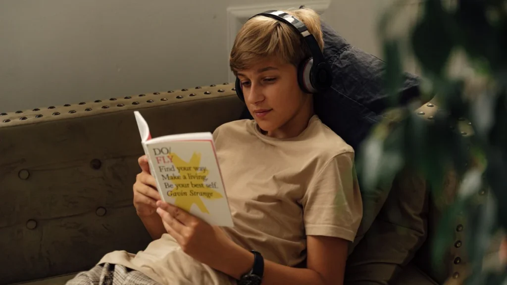 ヘッドホンを着けながら本を読む人