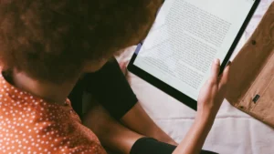 タブレットの大きな画面で電子書籍を読む場面