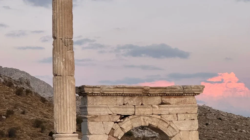 夕空を背景にした古代の遺跡