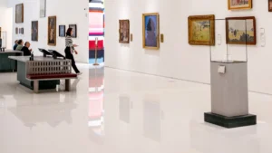 美術館の展示室で作品を鑑賞する人たち