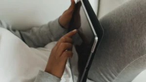 タブレットを使う人の手元