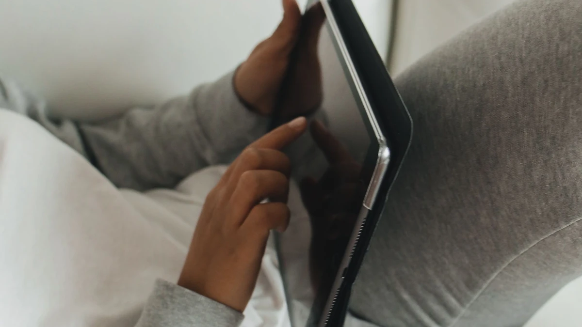 タブレットを使う人の手元