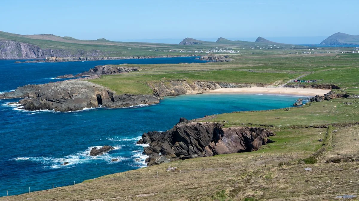 アイルランドのディングル半島の海岸と崖