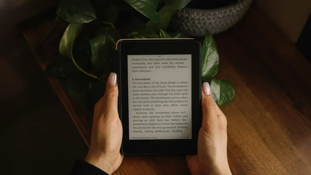 テーブルで電子書籍リーダーを読む手元