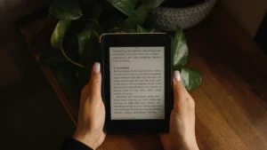 テーブルで電子書籍リーダーを読む手元