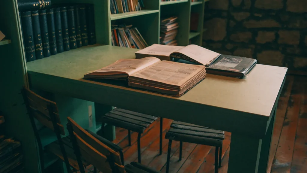 図書室の机に開かれた本