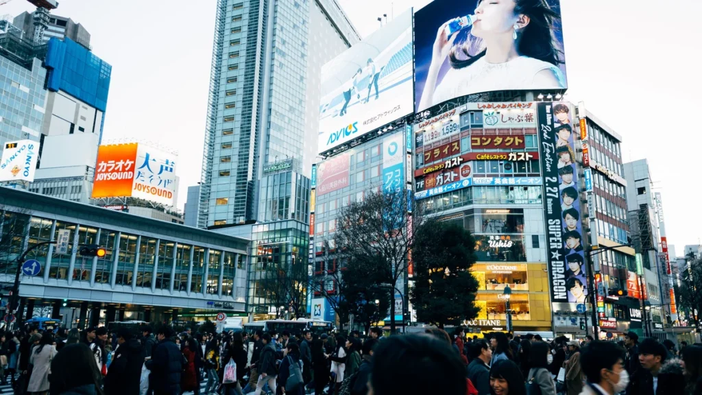東京の街を行き交う人々