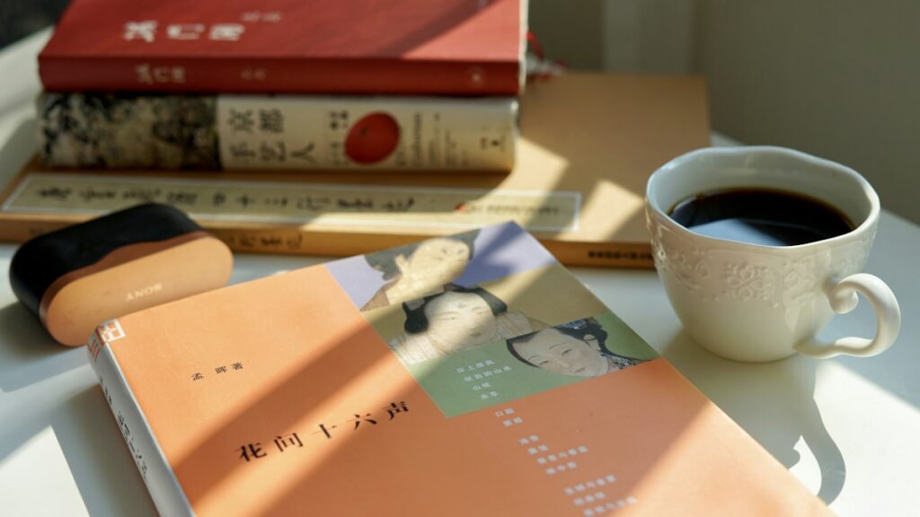 積み重ねた本とコーヒーカップ