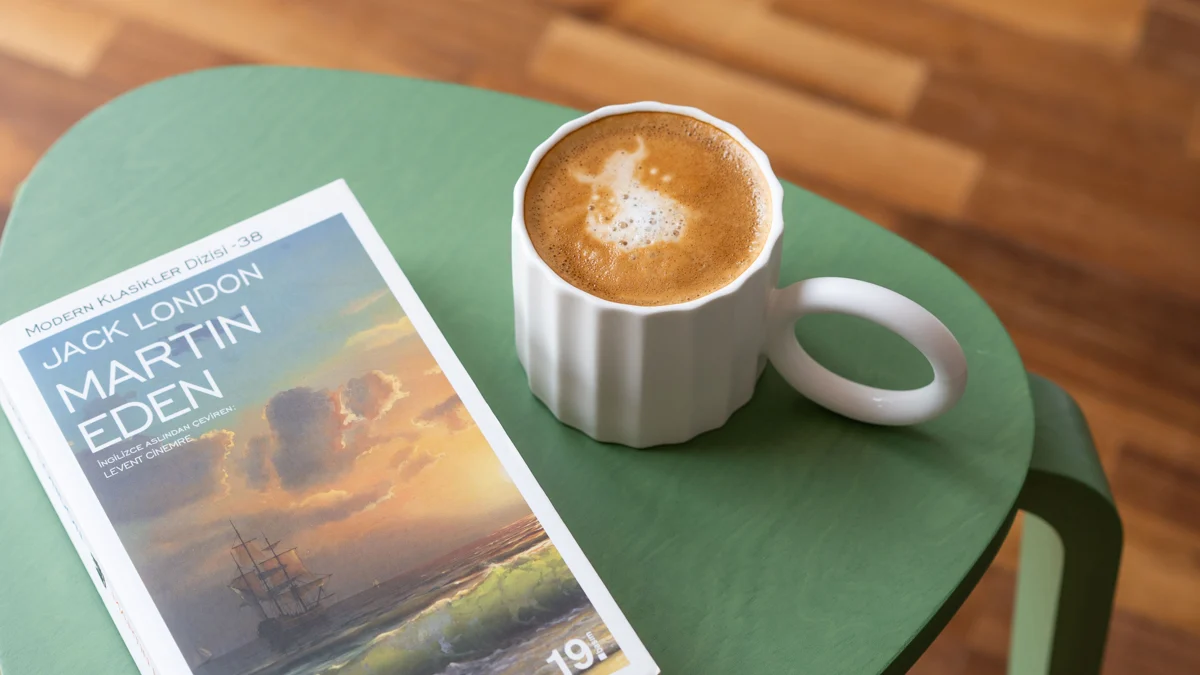 カフェの丸いテーブルに置かれた本とコーヒー