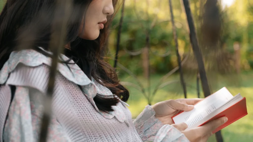 木々のそばで本を読む人