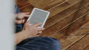電子書籍リーダーを持つ手元